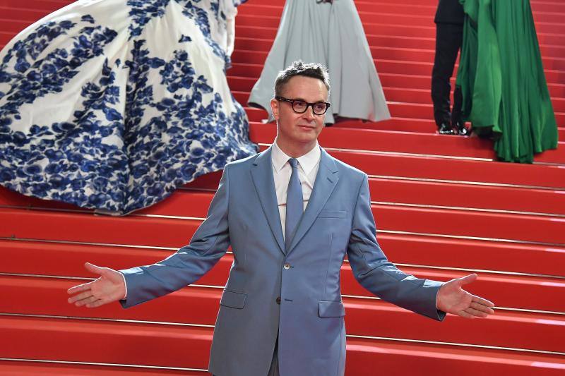 La actriz española lució impresionante en la alfombra roja de Cannes acompañada de sus compañeros de 'Dolor y Gloria'.