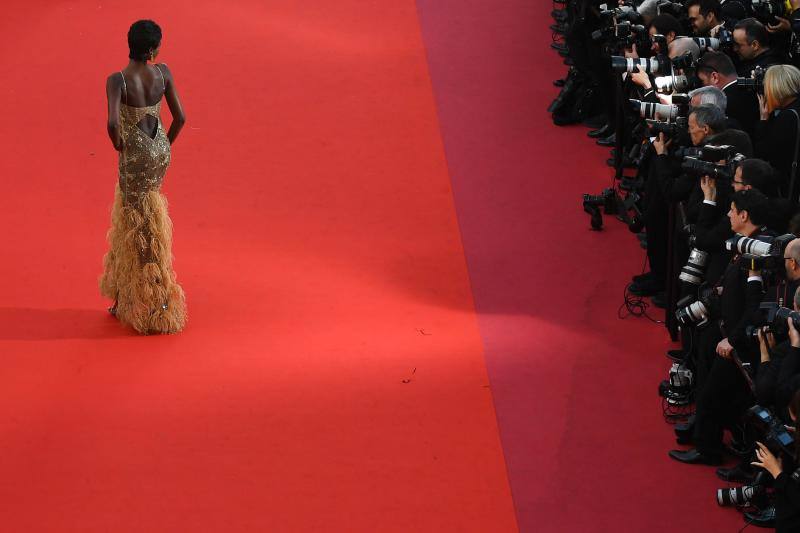 La actriz española lució impresionante en la alfombra roja de Cannes acompañada de sus compañeros de 'Dolor y Gloria'.