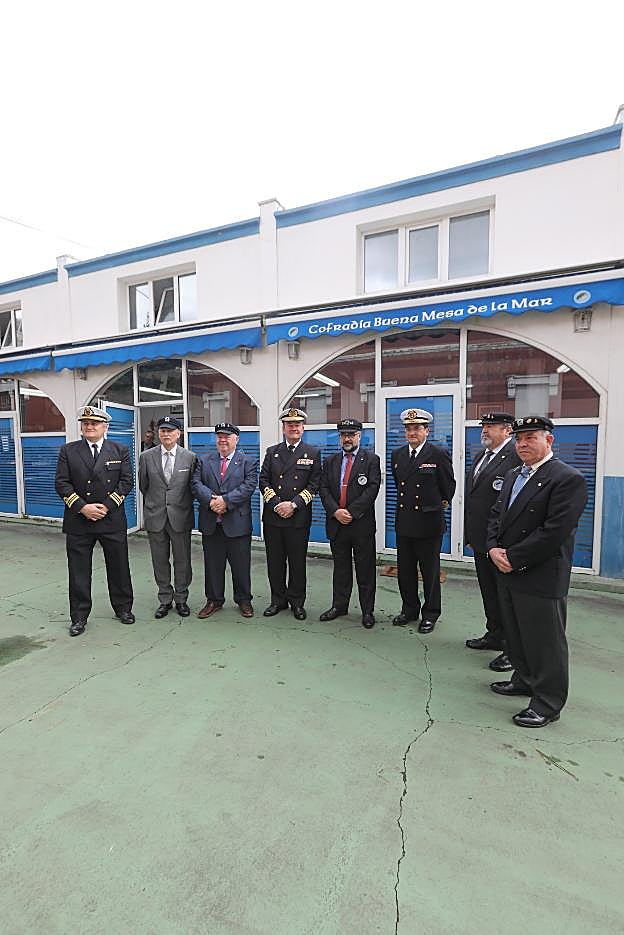Directivos de la cofradía con el vicealmirante. 