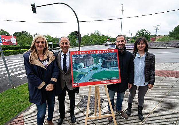 Miembros de la candidatura con la infografía en el cruce. 