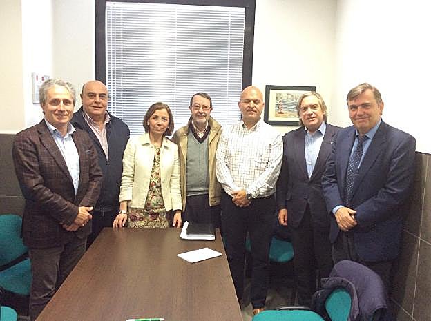 Los miembros del PP, con integrantes de Ficemu. :: E. C.