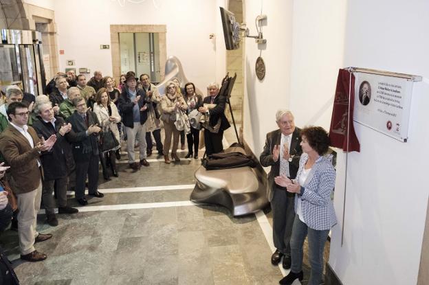 Ignacio García-Arango y Monsterrat López, tras descubrir la placa conmemorativa de las dos efemérides en el Antiguo Instituto. 