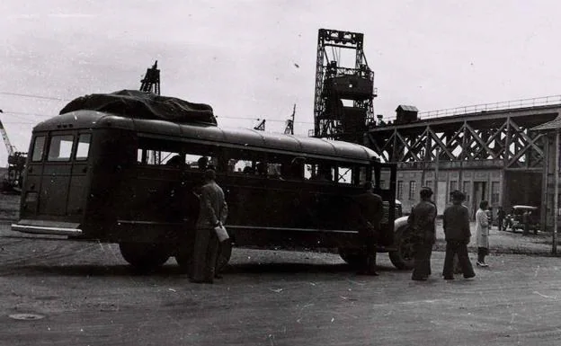 «El autocar de la Ruta de la Guerra en el puerto de El Musel».