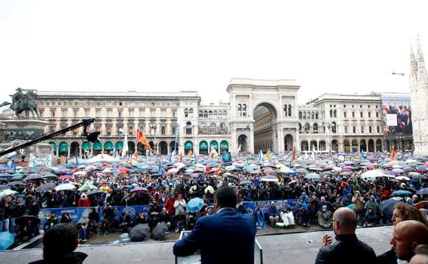Mateo Salvini, este sábado durante la manifestación de los partidos populistas de derechas que concurren a las elecciones europeas, en Milán.