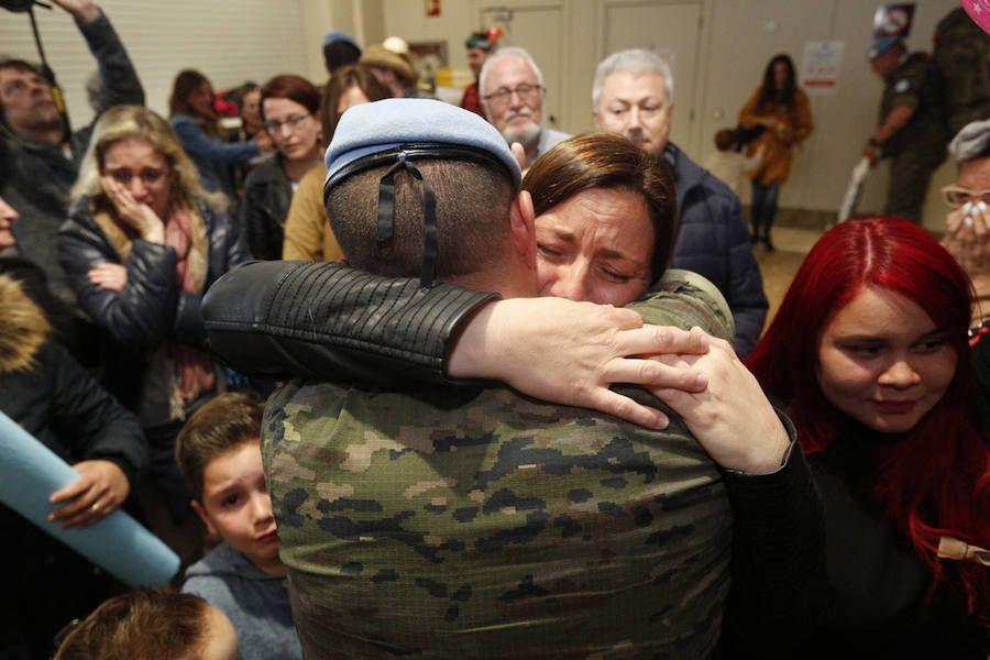 Un centenar de personas recibe en el aeropuerto de Asturias entre aplausos a los 58 militares del Regimiento de Infantería Príncipe llegados de su misión en el Líbano