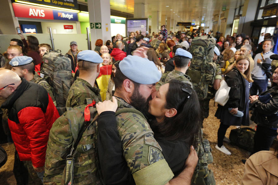 Un centenar de personas recibe en el aeropuerto de Asturias entre aplausos a los 58 militares del Regimiento de Infantería Príncipe llegados de su misión en el Líbano