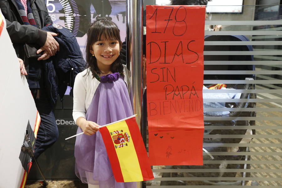 Un centenar de personas recibe en el aeropuerto de Asturias entre aplausos a los 58 militares del Regimiento de Infantería Príncipe llegados de su misión en el Líbano