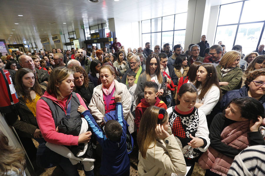 Un centenar de personas recibe en el aeropuerto de Asturias entre aplausos a los 58 militares del Regimiento de Infantería Príncipe llegados de su misión en el Líbano