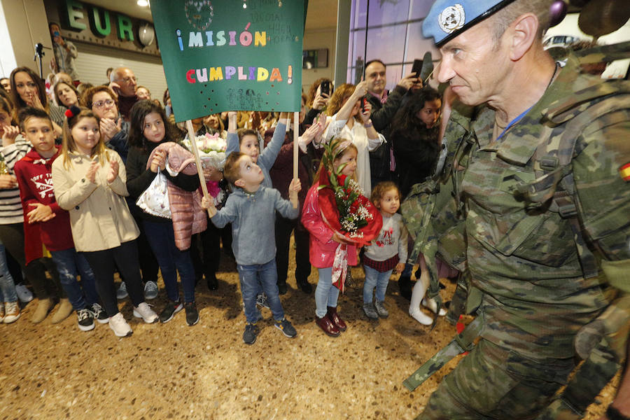 Un centenar de personas recibe en el aeropuerto de Asturias entre aplausos a los 58 militares del Regimiento de Infantería Príncipe llegados de su misión en el Líbano