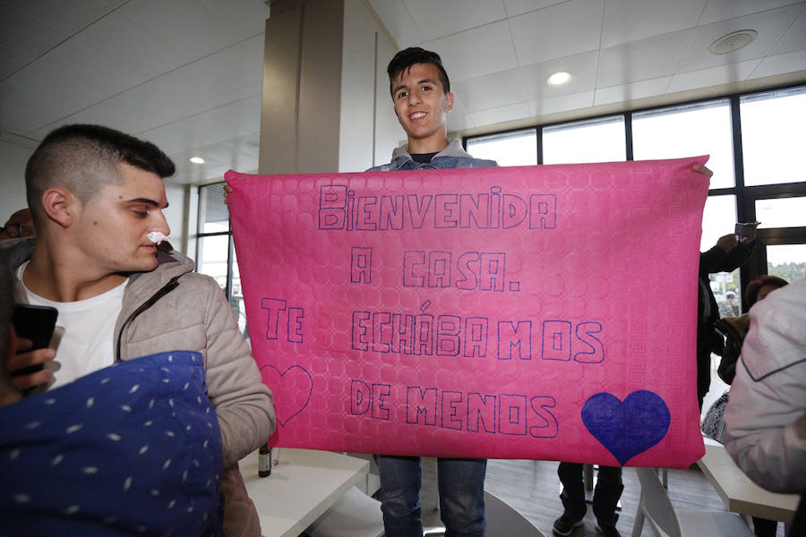 Un centenar de personas recibe en el aeropuerto de Asturias entre aplausos a los 58 militares del Regimiento de Infantería Príncipe llegados de su misión en el Líbano