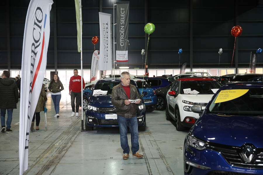 Los gijoneses acuden a la feria de vehículos de ocasión para aprovechar toda la oferta disponible.