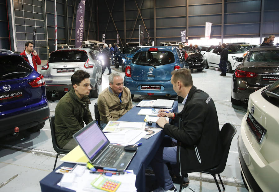 Los gijoneses acuden a la feria de vehículos de ocasión para aprovechar toda la oferta disponible.