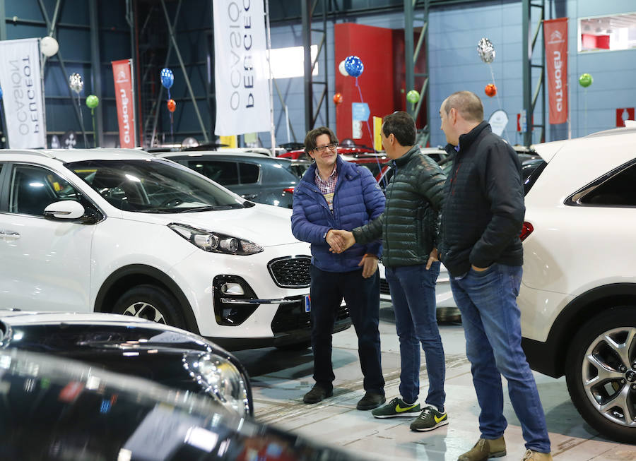 Los gijoneses acuden a la feria de vehículos de ocasión para aprovechar toda la oferta disponible.