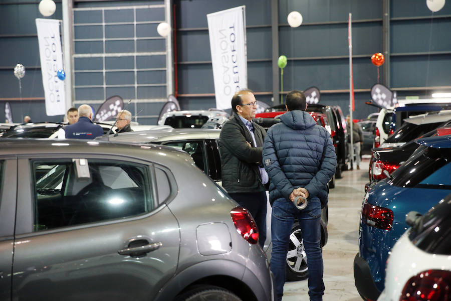 Los gijoneses acuden a la feria de vehículos de ocasión para aprovechar toda la oferta disponible.