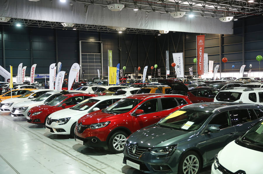 Los gijoneses acuden a la feria de vehículos de ocasión para aprovechar toda la oferta disponible.