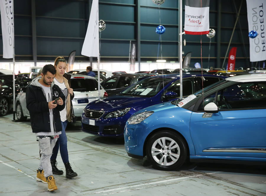 Los gijoneses acuden a la feria de vehículos de ocasión para aprovechar toda la oferta disponible.