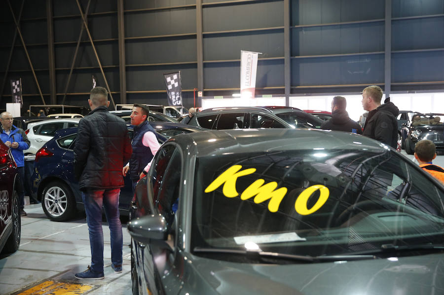 Los gijoneses acuden a la feria de vehículos de ocasión para aprovechar toda la oferta disponible.