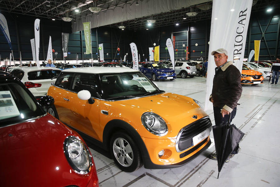 Los gijoneses acuden a la feria de vehículos de ocasión para aprovechar toda la oferta disponible.