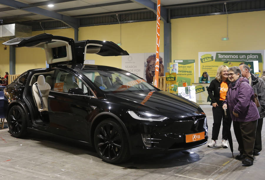 Los gijoneses acuden a la feria de vehículos de ocasión para aprovechar toda la oferta disponible.