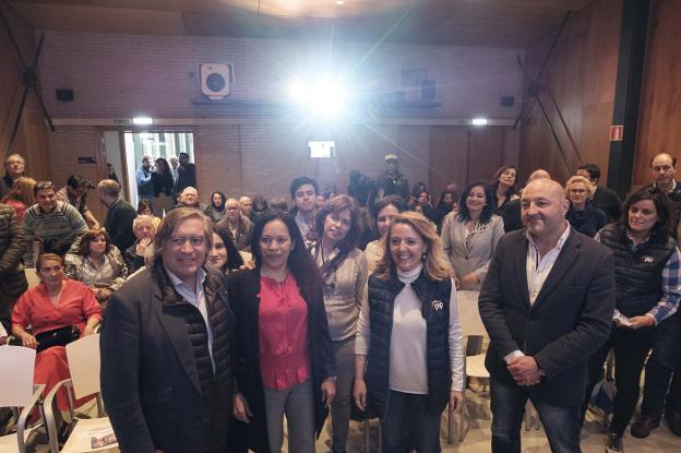 Alberto López-Asenjo, Clara Cárdenas, Teresa Mallada y Guzmán Pendás, en un acto con inmigrantes, ayer en Gijón. 