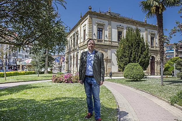 Alejandro Vega, candidato a la reelección a la Alcaldía de Villaviciosa con el PSOE, ante el Ayuntamiento. 