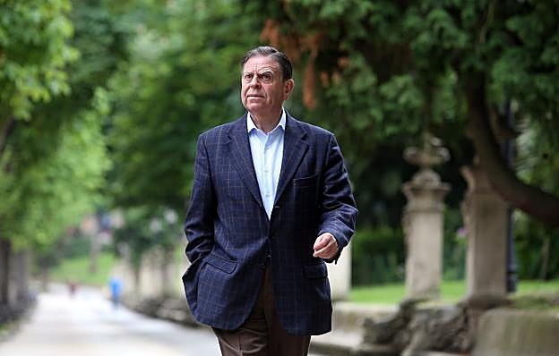 Alfredo Canteli, candidato del PP a la Alcaldía, en el Campo de San Francisco . 