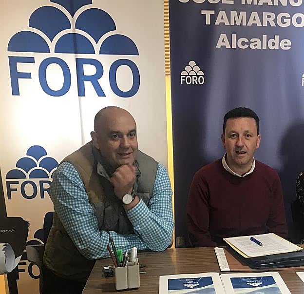 El diputado Pedro Leal, junto al candidato de Foro a la Alcaldía langreana, José Manuel Tamargo. 