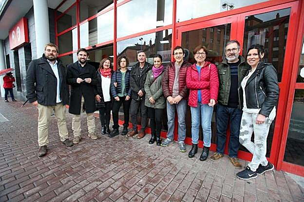 La agrupación frente a la estación de Renfe de Lugones. :: EC