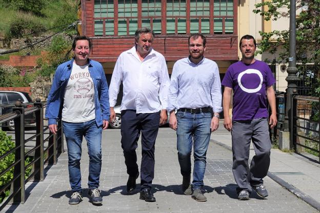 Germán Rodríguez-Noriega (PP), José Antonio Estrada (IU), Iván Allende (PSOE) y Enrique García Granda (Podemos) en Infiesto. 