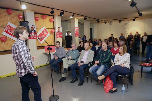 Sánchez, ante el consejero y los candidatos del Oriente. :: ACEBAL