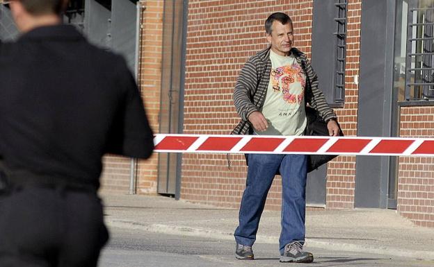 José María Sagarduy Moja, alias 'Gatza', preso de la banda terrorista ETA, a su salida de la cárcel de Jaén II, tras 31 años en prisión. 