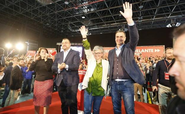 Desde la izquierda, Adriana Lastra, Adrián Barbón, Ana González y Pedro Sánchez, durante el mitin de Gijón.