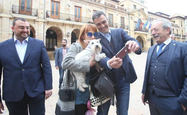 Galería. Sánchez se hace un 'selfie' con una simpatizante en Oviedo. Junto a ellos, Adrián Barbón y Wenceslao López.