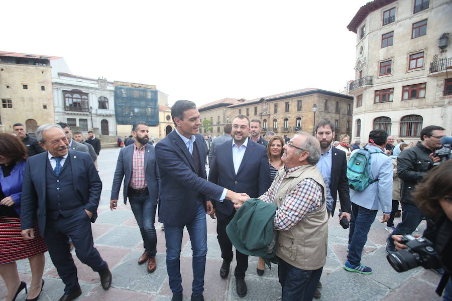 Pedro Sánchez participa este lunes en varios actos de campaña en Asturias. En la agenda, una visita a Oviedo y un acto político en Gijón. Junto a la diputada nacional Adriana Lastra y los candidatos socialistas a la Presidencia del Principado, Adrián Barbón, y la Alcaldía de Oviedo, Wenceslao López, ha paseado por algunos de los enclaves más conocidos de la capital asturiana, donde no ha dudado en charlar y fotografiarse con militantes y simpatizantes del PSOE. 