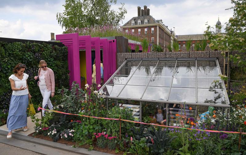 Ni la Reina de Inglaterra ha querido perderse el gran espectáculo del festival de flores y jardines más importante del mundo, que se celebra en la localidad británica de Chelsea. Impulsado en 1913 por la Real Sociedad de Horticultura, cuenta con más de 500 expositores y cada año supera los 160.000 visitantes. 