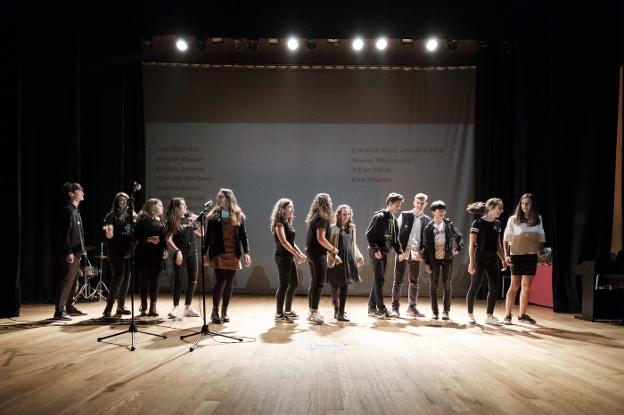 Alumnos del IES Montevil, durante el acto de presentación. :: C. SANTOS 