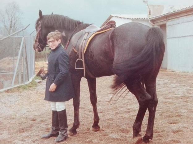 Alberto, con trece años, posa junto a 'Ébano', dando muestra de su pasión por la hípica.