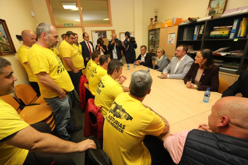 Una visita a las instalaciones de Tadarsa Eólica, una reunión con el comité de empresa de Alcoa y un acto político en Los Canapés han ocupado la agenda de la ministra de Industria en Avilés. Reyes Maroto ha estado acompañada del candidato del PSOE a la Presidencia regional, Adrián Barbón.