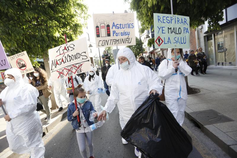 Un centenar de militantes y simpatizantes de Podemos-Equo han protagonizado un pasacalles contra la contaminación en la zona oeste de Gijón. Los participantes, ataviados con trajes de aislamiento y mascarillas, han llamado la atención de los viandantes con una puesta en escena teatral y portando una gran chimenea que no paraba de humear. Yolanda Huergo, Daniel Ripa y Lorena Gil estuvieron entre los participantes en esta 'performance'. 