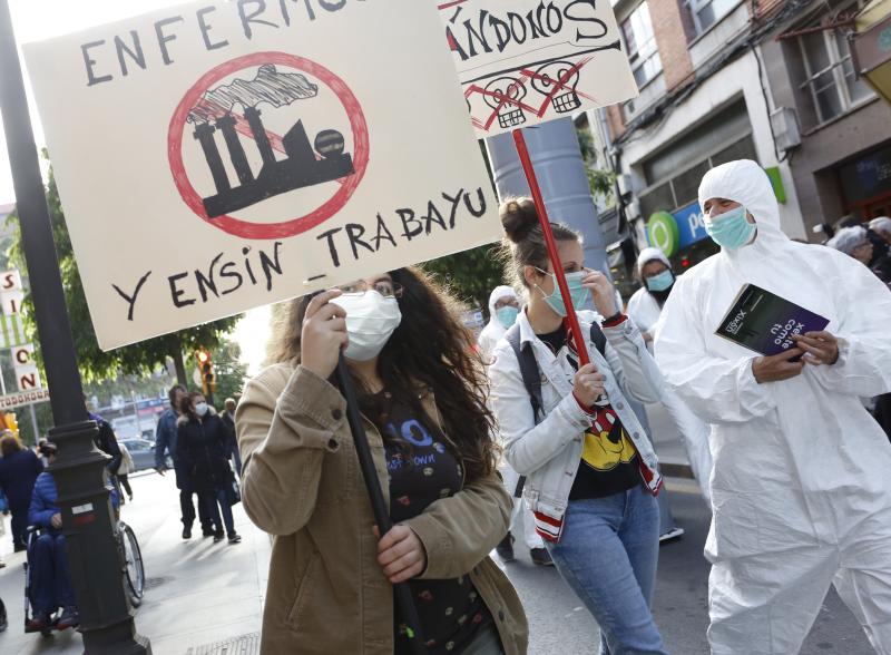 Un centenar de militantes y simpatizantes de Podemos-Equo han protagonizado un pasacalles contra la contaminación en la zona oeste de Gijón. Los participantes, ataviados con trajes de aislamiento y mascarillas, han llamado la atención de los viandantes con una puesta en escena teatral y portando una gran chimenea que no paraba de humear. Yolanda Huergo, Daniel Ripa y Lorena Gil estuvieron entre los participantes en esta 'performance'. 