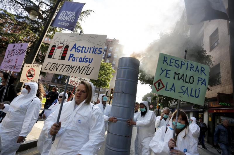 Un centenar de militantes y simpatizantes de Podemos-Equo han protagonizado un pasacalles contra la contaminación en la zona oeste de Gijón. Los participantes, ataviados con trajes de aislamiento y mascarillas, han llamado la atención de los viandantes con una puesta en escena teatral y portando una gran chimenea que no paraba de humear. Yolanda Huergo, Daniel Ripa y Lorena Gil estuvieron entre los participantes en esta 'performance'. 