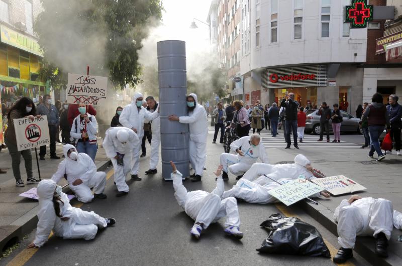 Un centenar de militantes y simpatizantes de Podemos-Equo han protagonizado un pasacalles contra la contaminación en la zona oeste de Gijón. Los participantes, ataviados con trajes de aislamiento y mascarillas, han llamado la atención de los viandantes con una puesta en escena teatral y portando una gran chimenea que no paraba de humear. Yolanda Huergo, Daniel Ripa y Lorena Gil estuvieron entre los participantes en esta 'performance'. 