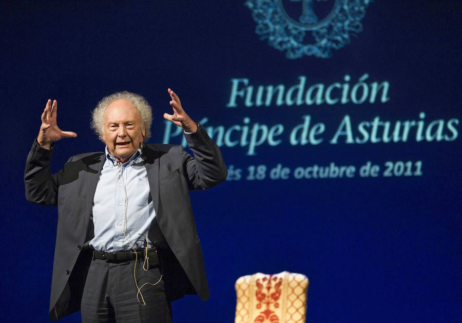 El escritor y periodista formó parte del jurado de los premios durante muchos años. Un compromiso que le vinculó estrechamente con la región a la que acudía con frecuencia. 