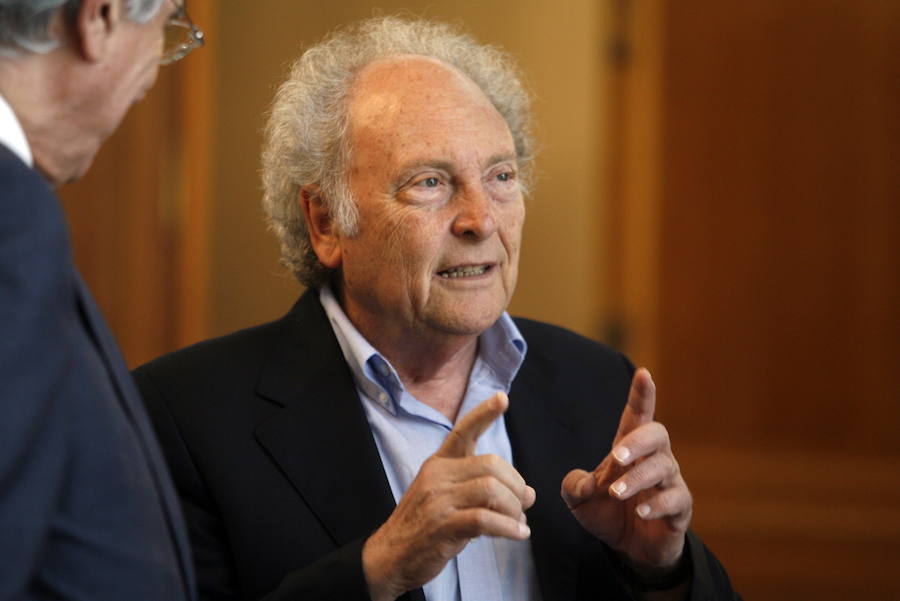 El escritor y periodista formó parte del jurado de los premios durante muchos años. Un compromiso que le vinculó estrechamente con la región a la que acudía con frecuencia. 