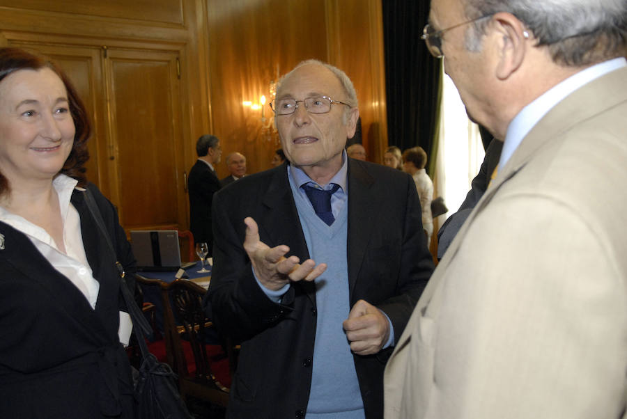 El escritor y periodista formó parte del jurado de los premios durante muchos años. Un compromiso que le vinculó estrechamente con la región a la que acudía con frecuencia. 