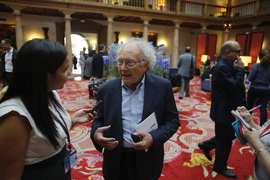 El escritor y periodista formó parte del jurado de los premios durante muchos años. Un compromiso que le vinculó estrechamente con la región a la que acudía con frecuencia. 