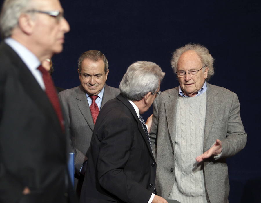 El escritor y periodista formó parte del jurado de los premios durante muchos años. Un compromiso que le vinculó estrechamente con la región a la que acudía con frecuencia. 