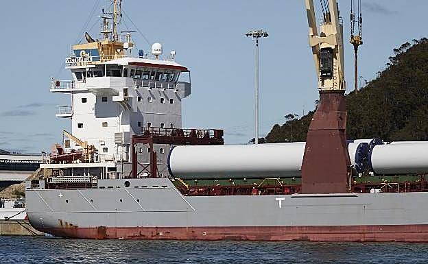 Operación de carga de una torre eólica. 