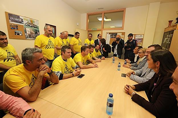 Los miembros del comité de empresa de Alcoa se reunieron con la ministra (primera por la izquierda), antes del mitin de Avilés. 