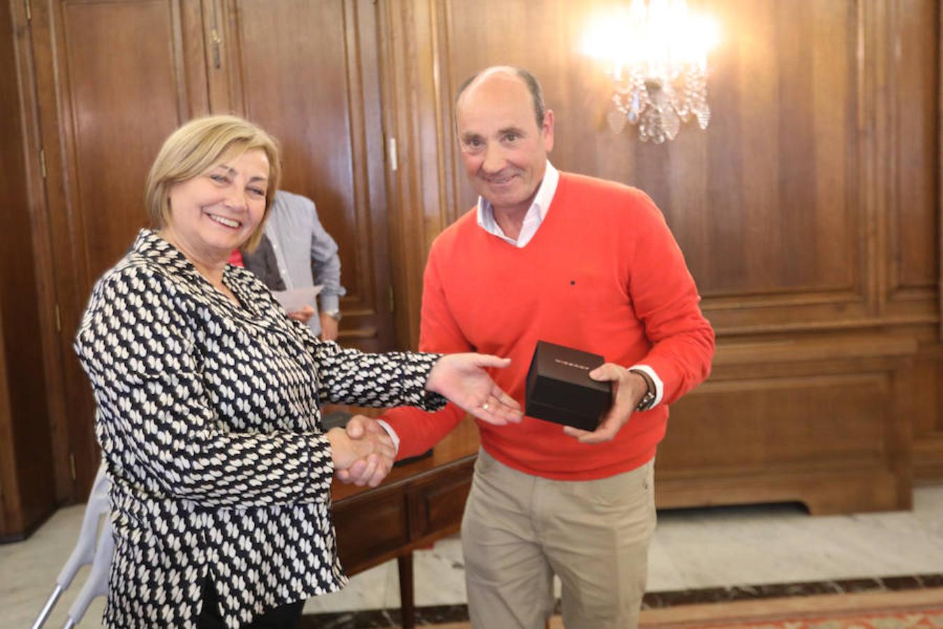Manuel García Sampedro recibe el reloj de la alcaldesa como recuerdo de sus 29 años de dedicación en la sección de Mantenimiento.